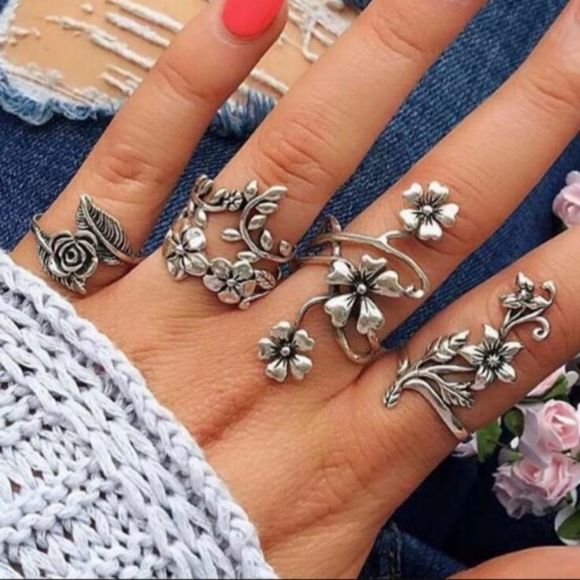 Jewelry - Set of 4 Silver Flower Rings!